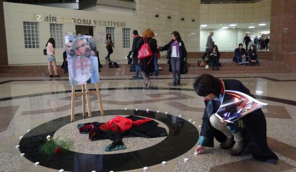 İzmir'de avukatlardan bir saatlik sessiz oturma eylemi
