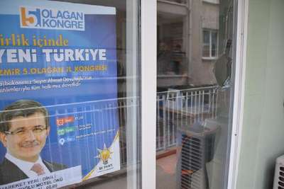 AK Parti ilçe binasını taşladığı önesürülen 2 kişi yakalandı