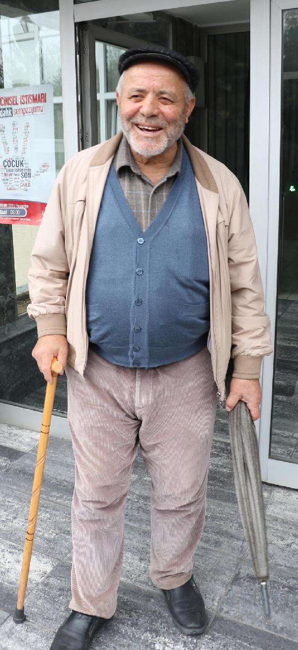 Abdest alırken, ceket cebindeki cüzdanını çaldılar