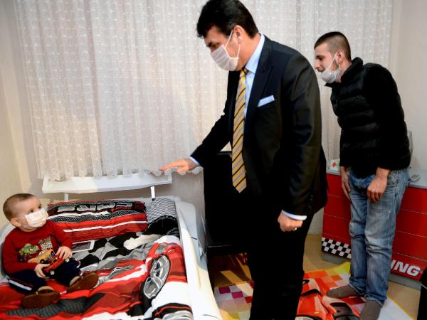Başkan'dan lösemiyle mücadele eden minik Ahmet’i sevindiren hediye