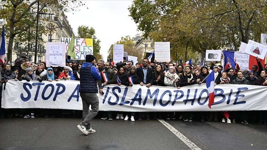 On binler, İslam karşıtlığını protesto etti