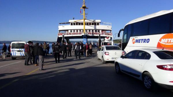 Çanakkale'de feribot iskeleye çarptı: 13 yaralı