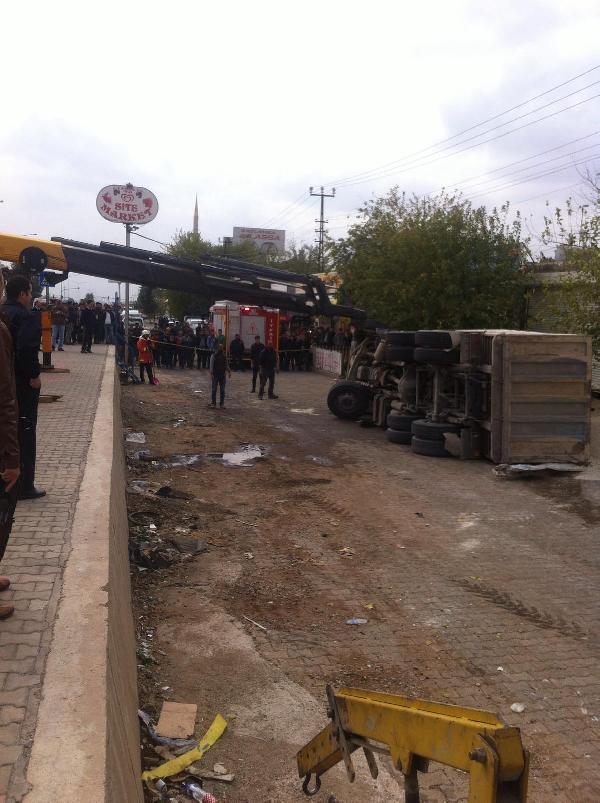 Freni boşalan kamyon sanayi sitesine daldı: 1 ölü, 6 yaralı