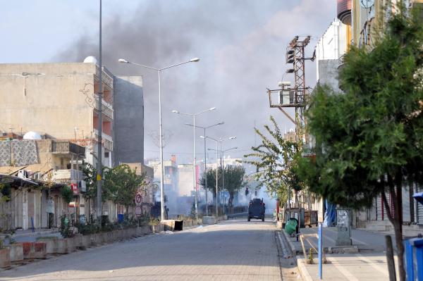 Cizre'de 1 kişinin öldüğü çatışmada öğretmenevine roketli saldırı (2)