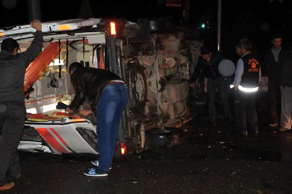 Ambulans ile otomobil çarpıştı: 3 yaralı