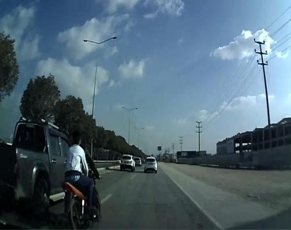 Motosikletli gençlerin yaptığı kaza kamerada
