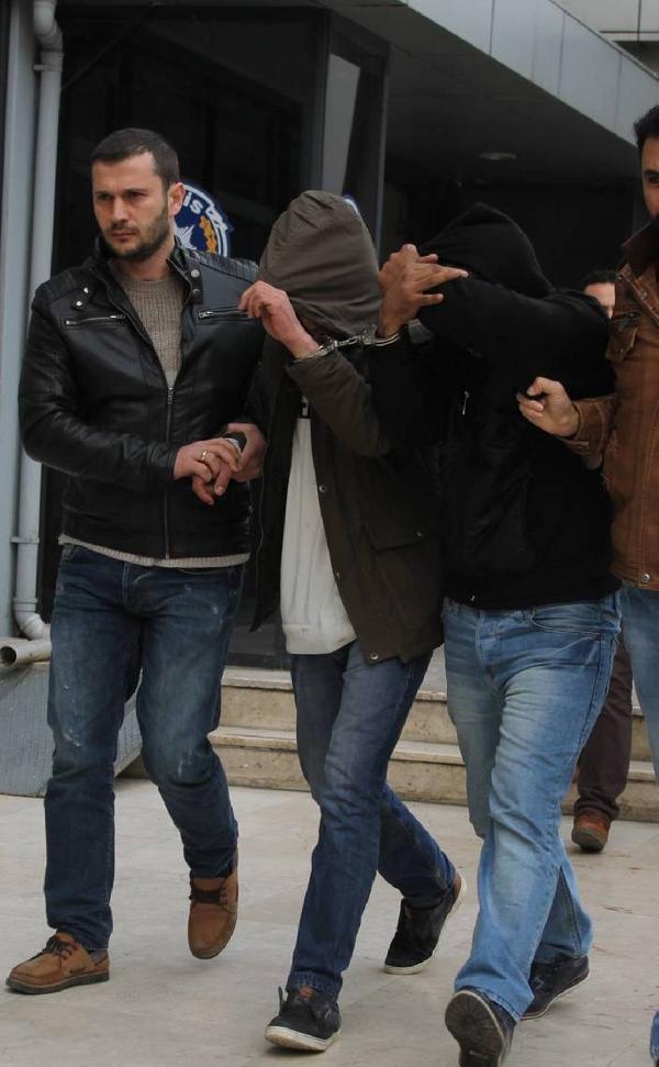 Çaldığı şalı sevgilisine hediye etti