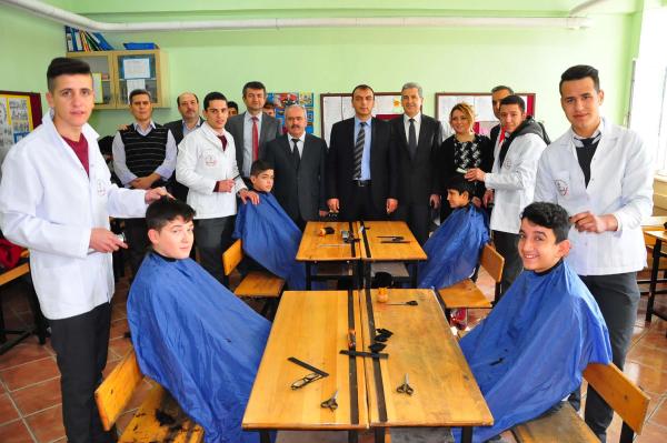Meslek lisesi öğrencilerinden uygulamalı saç tıraşı