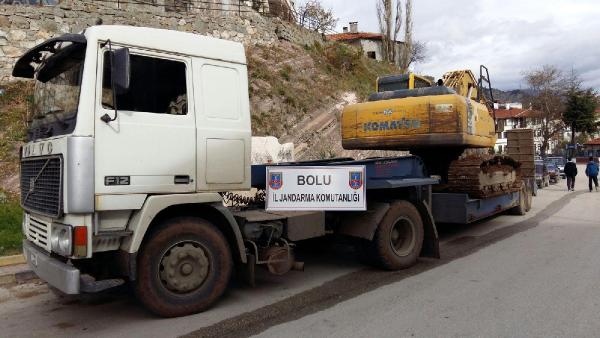 İş makinesiyle kaçak kazı yapan 5 kişiye gözaltı
