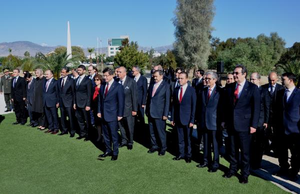 Davutoğlu KKTC'de Denktaş’ın kabrini ziyaret etti