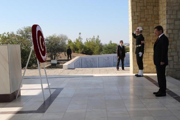 Davutoğlu KKTC'de Dr. Fazıl Küçük’ün kabrini ziyaret etti