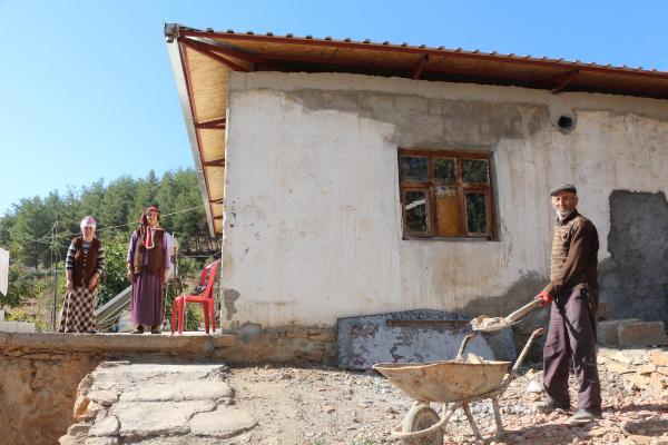 Elektriksiz derme çatma evde yaşam mücadelesi