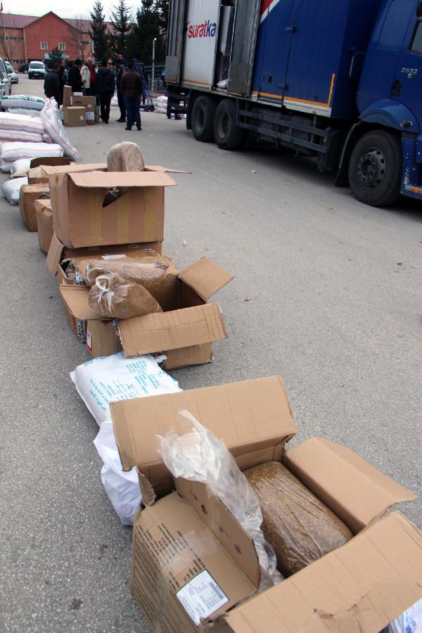 İki kargo kamyonunda 4 ton kaçak tütün
