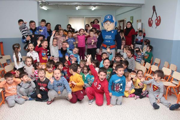 Polisten miniklere çığlık atma eğitimi