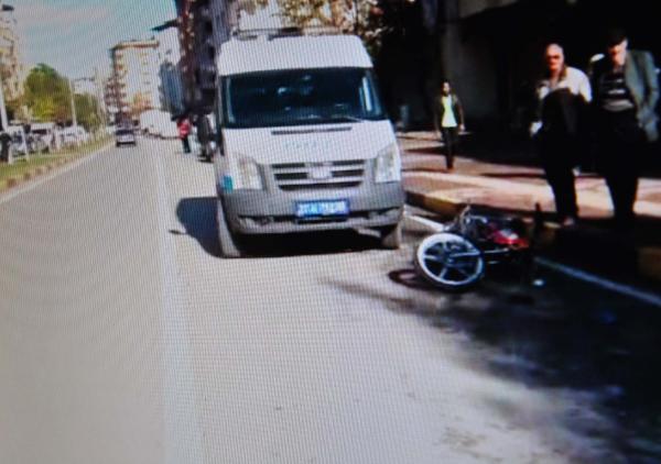 Motosiklet yayaya çarptı: 2 yaralı
