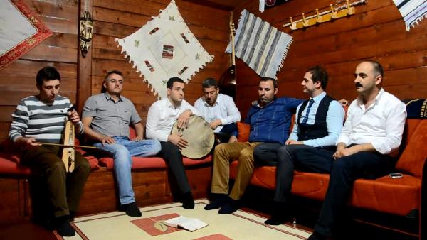 Oflu gençlerden Bakan Çelik’e kemençeli türkü