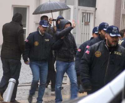İzmir'deki yasadışı dinleme operasyonunda gözaltındaki 20 kişi, adliyeye sevk edildi (2)