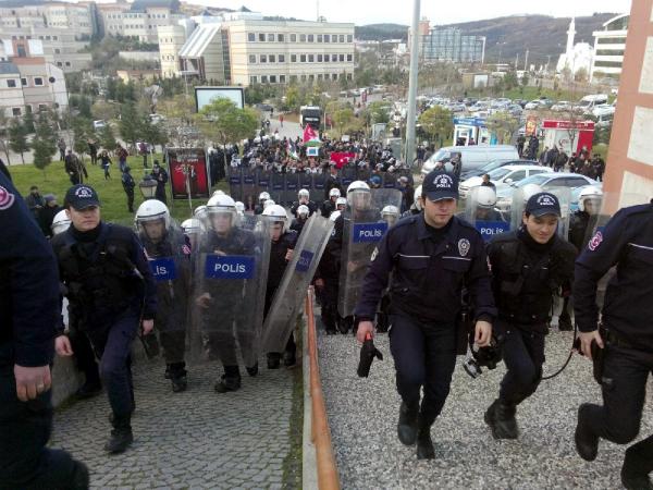 Kocaeli Üniversitesi'nde basın açıklaması gerginliği