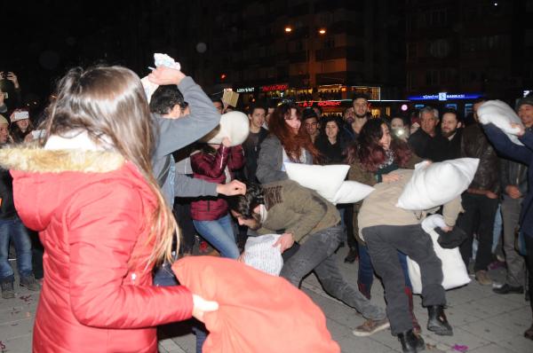 Eskişehir'de gençlerin yastık kavgası