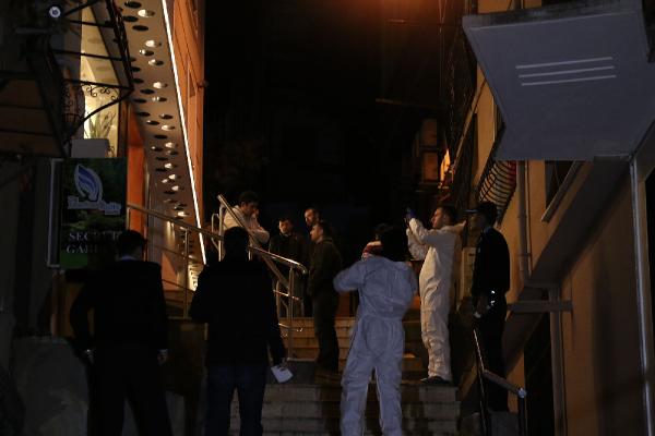 Elinde bıçakla banyoda ölü bulundu