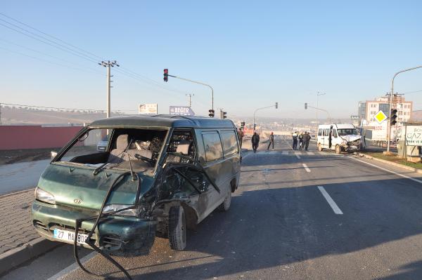 Nizip’te minibüsler çarpıştı: 4 yaralı