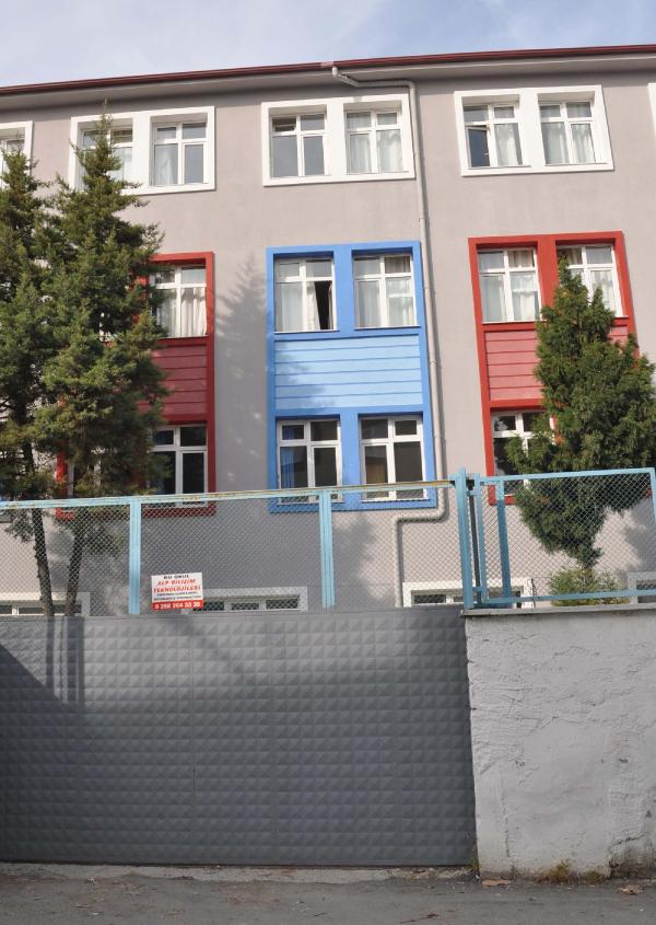 Liseli genç kız sınıf penceresinden atladı