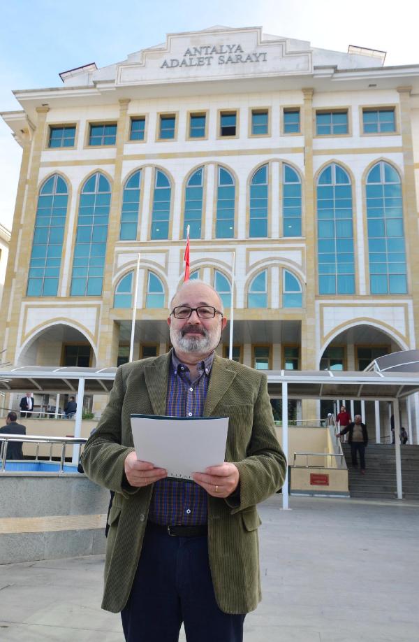 Prof. Dr. Ökçesiz, adliye önünde bu kez kendisini ihbar etti