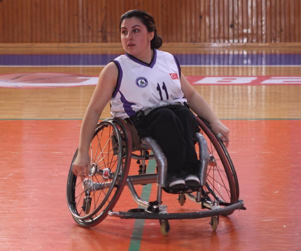 Bedensel engelli sporcu Çağla, başarıya doymuyor