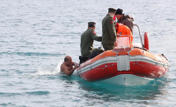 Denizde gözden kaybolunca polisi alarma geçirdi