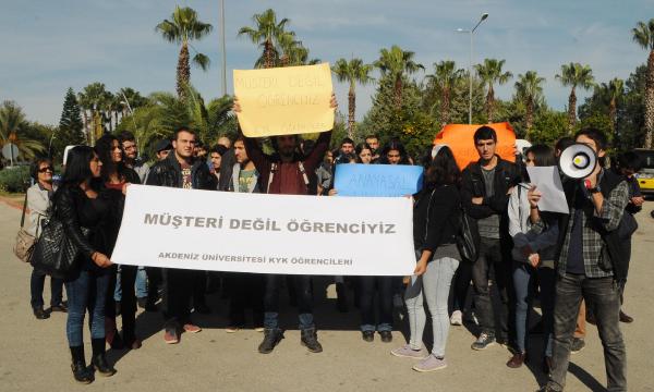 Üniversitelilerden oturma eylemli 'yurt' tepkisi