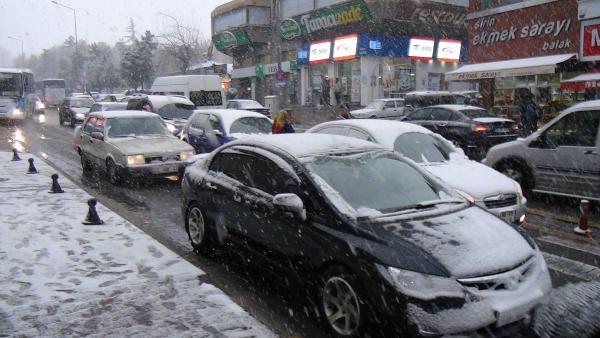 Nevşehir'e mevsimin ilk karı yağdı