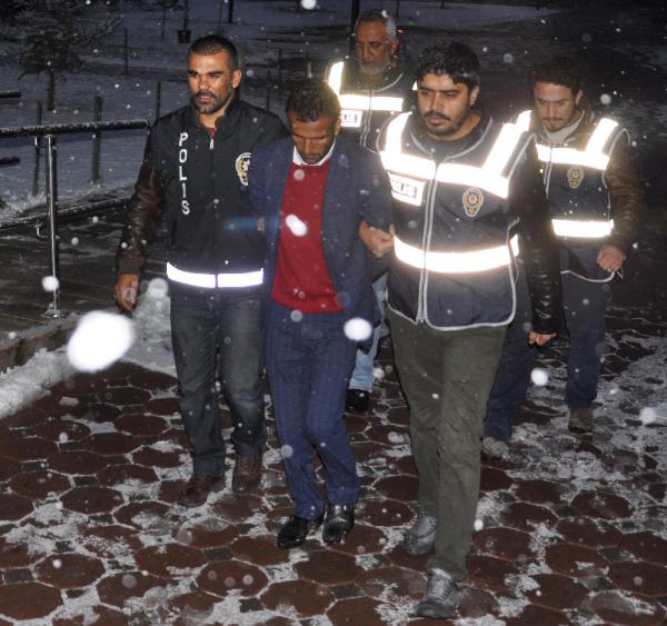 Yaşlı çift telefon dolandırıcılarını yakalattı
