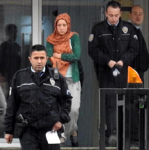 10 yıl hapis cezası bulunan hırsızlık şüphelisi kadın suçüstü yakalandı