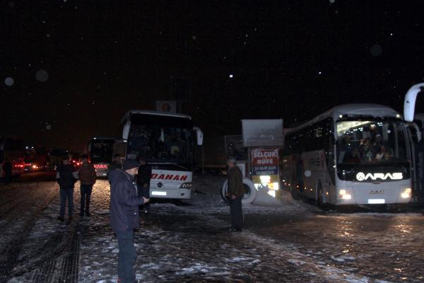 Erzincan'da ulaşıma kar ve tipi engeli