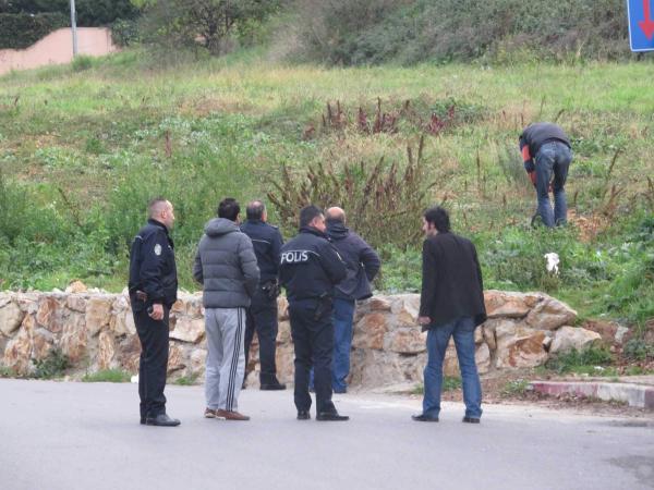 Film setinde kullanılan "canlı bomba yeleği" polisi alarma geçirdi