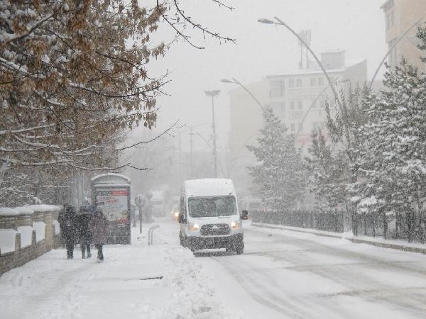 Doğu'da 696 köy yolu kardan kapalı