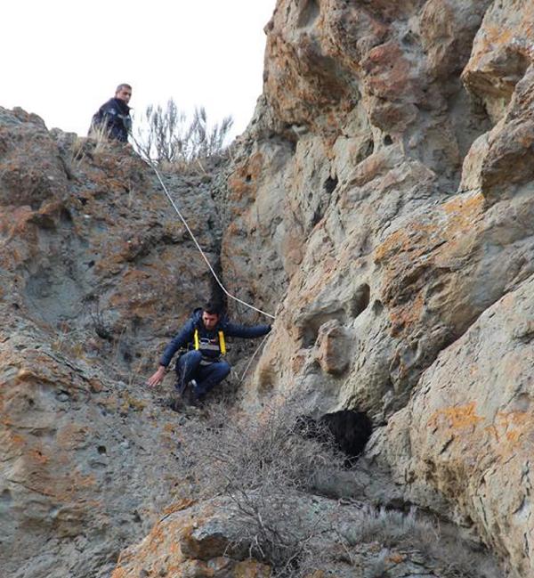 İtfaiye erlerinden keçi kurtarma operasyonu