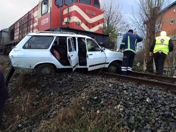 Tren otomobile çarptı: 2 yaralı