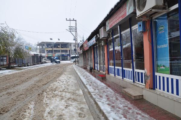 Polis aramasını kepenk kapatarak protesto ettiler