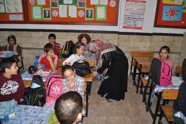 Engelli kızı için okuldan ayrılmıyor
