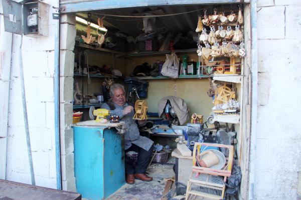 Engelli usta, 25 yıldır ağaca şekil veriyor