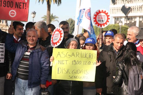 İşçiden tiyatrolu asgari ücret talebi