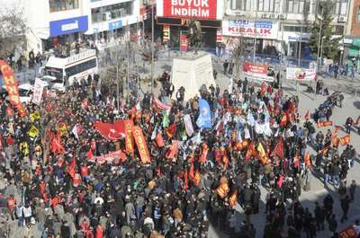 Kocaeli'de metal işçilere greve başladı (2)