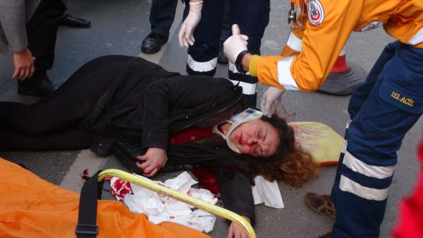 Taksim'de yolun karşısına geçmeye çalışan kadına araç çarptı