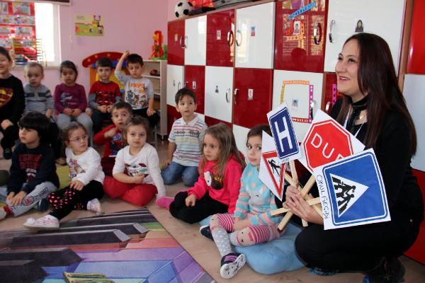 Üniversiteliler, anaokulu öğrencilerine trafik kurallarını anlattı