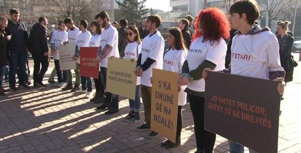 Kosova Muhalefeti Gençlik Kolları, tutuklu milletvekillerinin serbest bırakılması için protesto düzenledi