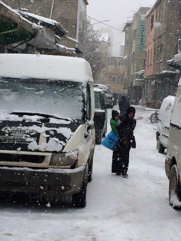 Ağrı'da tipi nedeniyle TIR'lar yolda kaldı