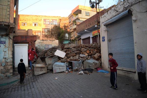 Mardin Derik'te sokağa çıkma yasağı kaldırıldı, çatışmaların izleri ortaya çıktı (2) - yeniden