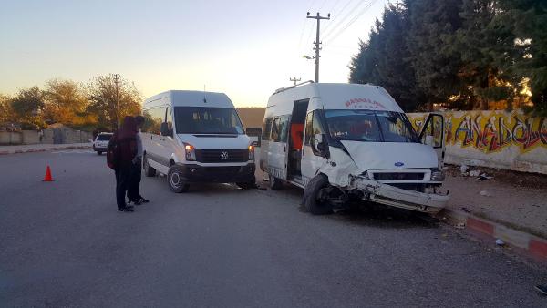 Kadirli'de öğrenci servisi kaza yaptı: 6'sı öğrenci 7 yaralı