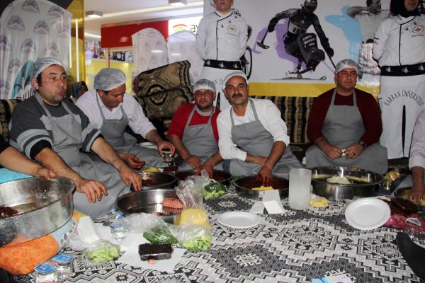 Şanlıurfa’da engelliler çiğköfte için ter döktü